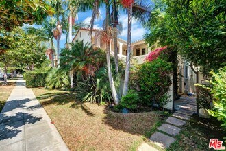 458 Smithwood Dr in Beverly Hills, CA - Foto de edificio - Building Photo