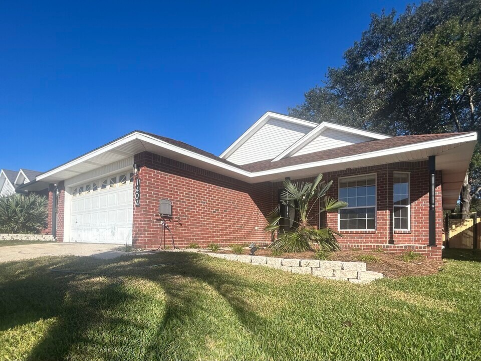 1404 Greystone Dr in Pensacola, FL - Building Photo