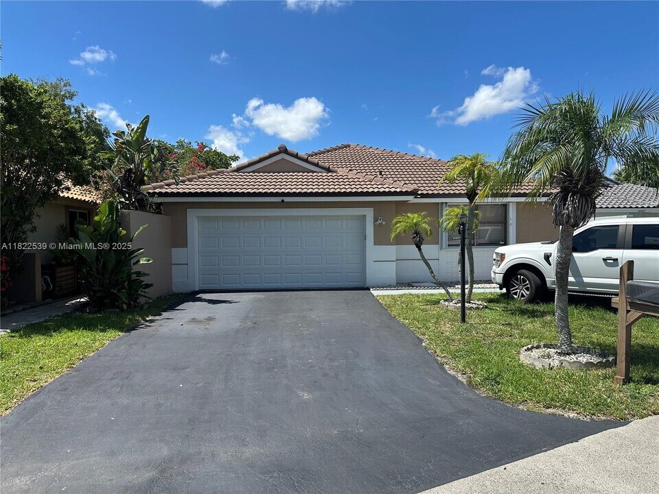15043 Brighton Ln in Davie, FL - Building Photo