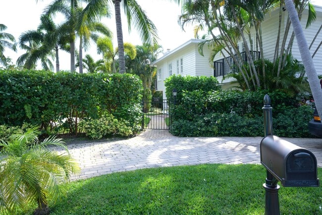 336 Marlborough Pl in West Palm Beach, FL - Building Photo - Building Photo
