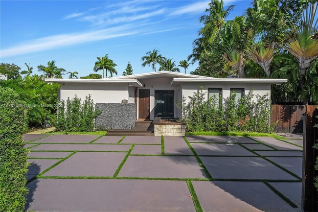 property at 122 E 2nd Ct