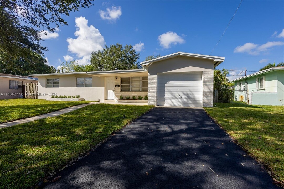 710 SW 71st Ter in Pembroke Pines, FL - Building Photo