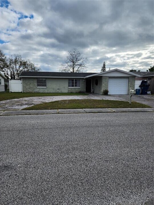 9240 Sterling Ln in Port Richey, FL - Building Photo