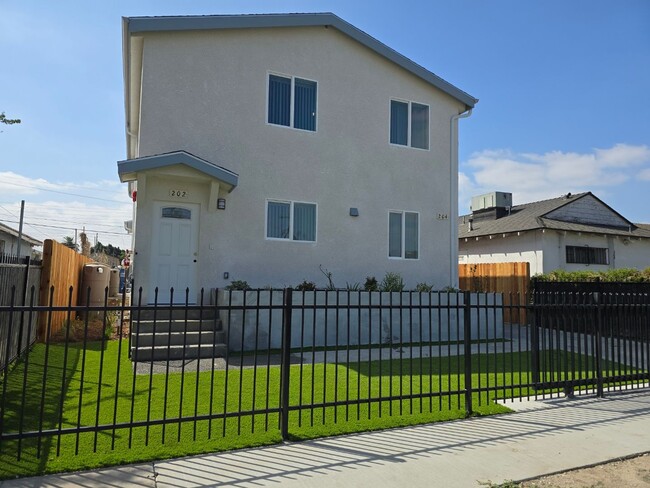 204 W 90th St-Unit -90(202W) in Los Angeles, CA - Building Photo - Building Photo