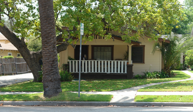 61-71 Greenwood Ave in Pasadena, CA - Building Photo - Building Photo