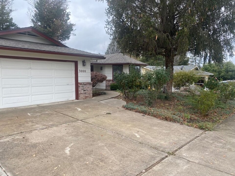 3000 Seckel St in Medford, OR - Building Photo