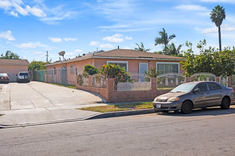 4852 W 111th Pl in Inglewood, CA - Building Photo