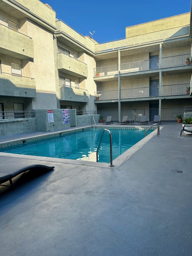 7317 Sepulveda Blvd, Unit 216 in Los Angeles, CA - Building Photo - Building Photo