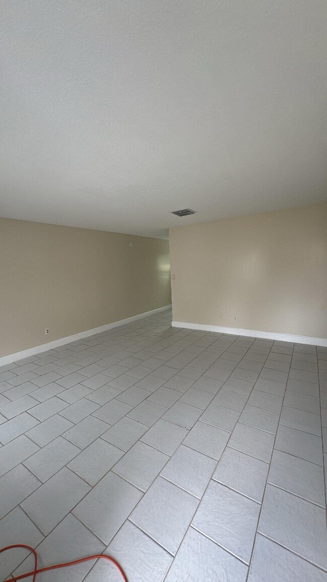 503 Mayflower Ln, Unit B in Fort Pierce, FL - Foto de edificio - Building Photo