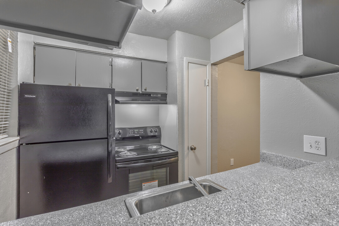 Vista Azul in Dallas, TX - Building Photo