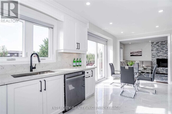 165 Minglehaze Dr in Toronto, ON - Building Photo - Building Photo