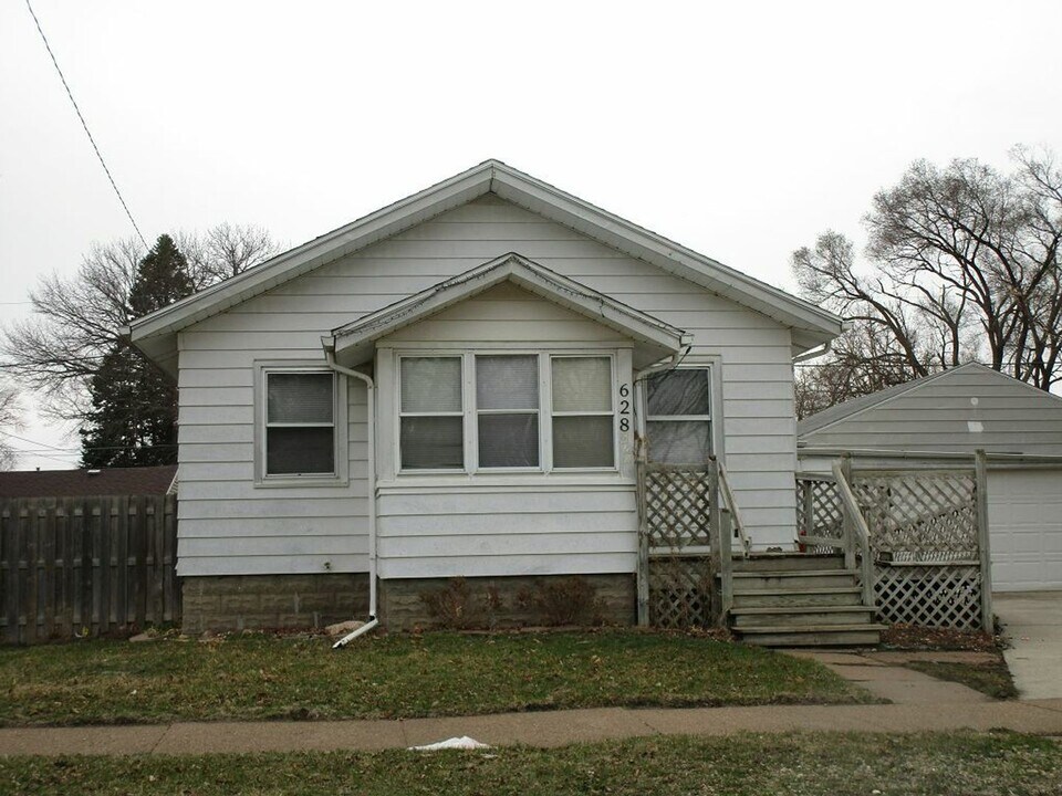 628 Kern St in Waterloo, IA - Foto de edificio