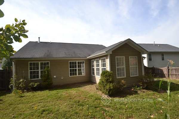 6208 Creekbrooke Ct in Browns Summit, NC - Foto de edificio - Building Photo