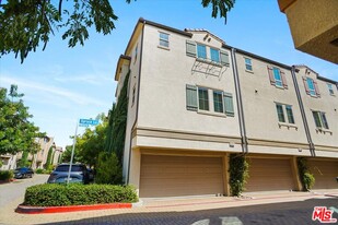 14111 W Spruce Ln in Van Nuys, CA - Foto de edificio - Building Photo