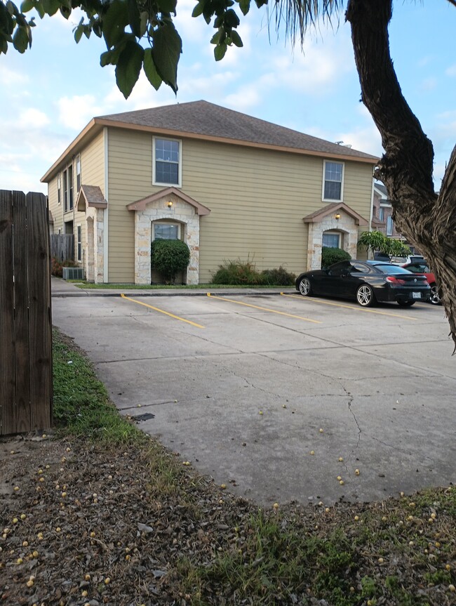 425 Arroyo Vista Ct, Unit 1 in Harlingen, TX - Foto de edificio - Building Photo