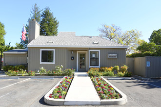 Eastlake Apartments in Davis, CA - Foto de edificio - Building Photo