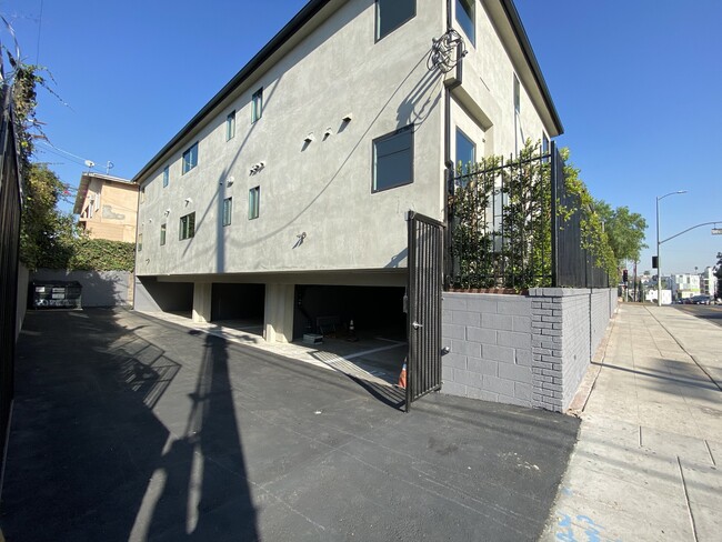 3207 W 3rd St in Los Angeles, CA - Foto de edificio - Building Photo