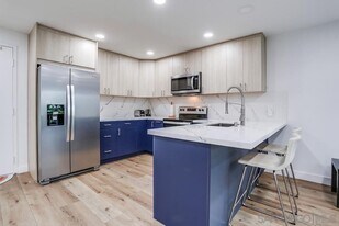 8308 Regents Rd in San Diego, CA - Building Photo