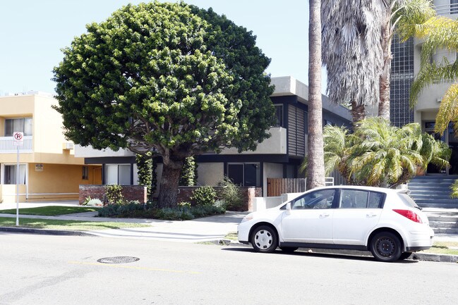 3618 Clarington Ave in Los Angeles, CA - Foto de edificio - Building Photo
