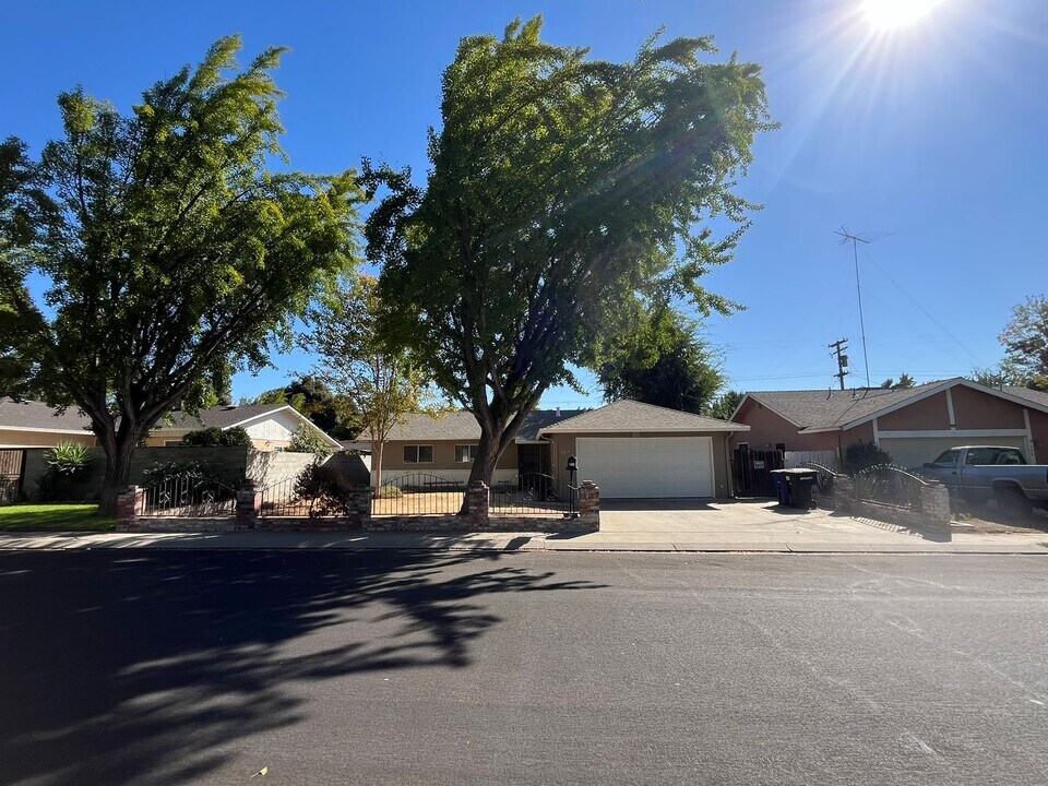 304 Tennyson Dr in Modesto, CA - Building Photo