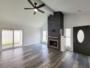 13838 Walnut Hollow Ln in Houston, TX - Foto de edificio - Building Photo