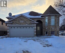 2011 Rockport St in Windsor, ON - Building Photo