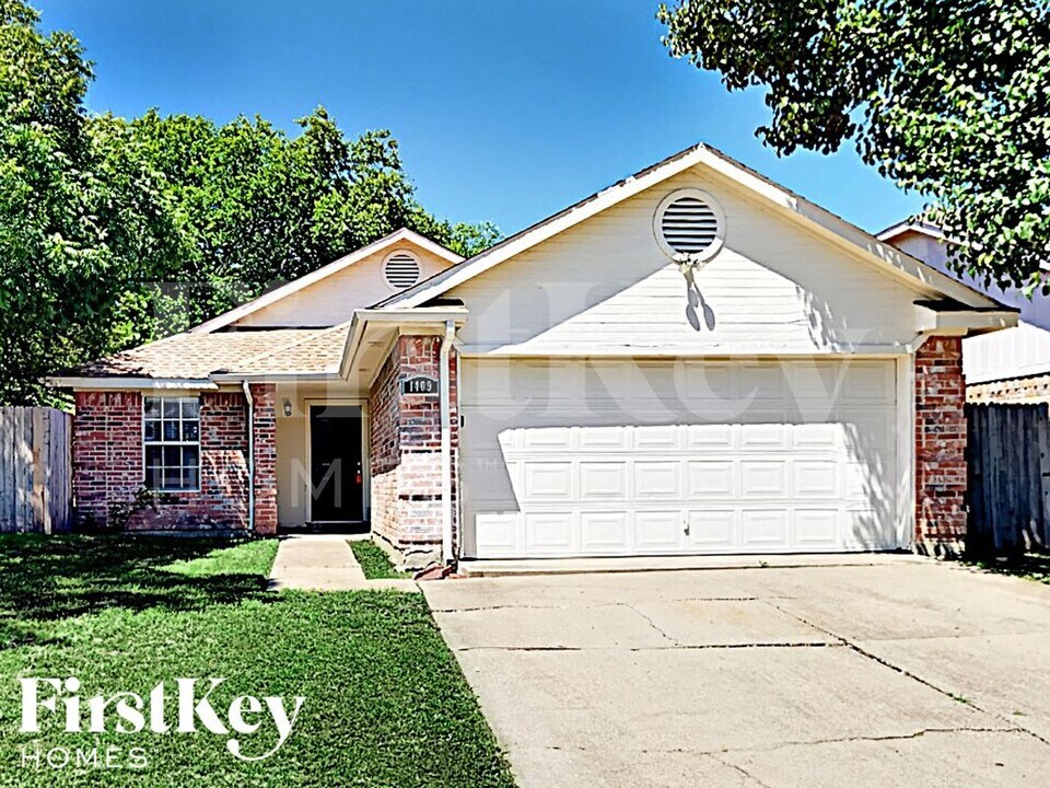 1409 Grovecrest Dr in Arlington, TX - Foto de edificio