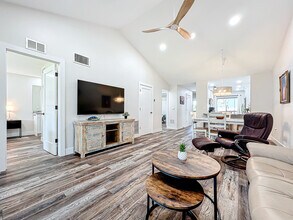 1407 Pine Lake Dr in Venice, FL - Foto de edificio - Building Photo