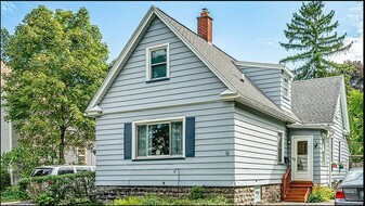 16 Oakland St in Rochester, NY - Building Photo