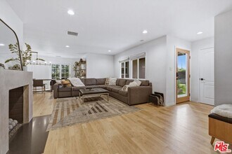 5208 Woodman Ave in Los Angeles, CA - Building Photo - Building Photo