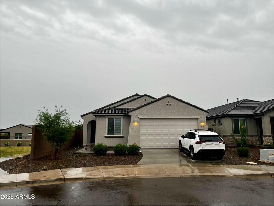 6752 W Siesta Wy in Phoenix, AZ - Building Photo