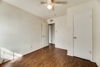 106 E Cedar St in Arlington, TX - Building Photo - Building Photo