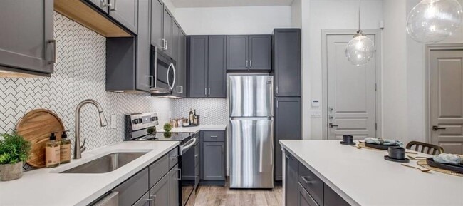 2220 Pinegate photo'