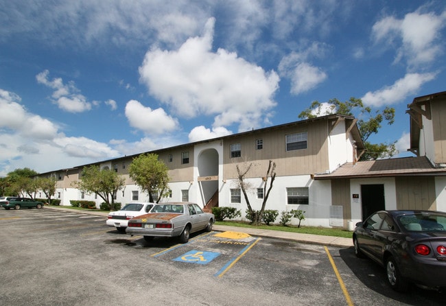 Executive House in Sarasota, FL - Building Photo - Building Photo