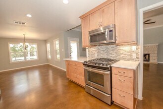 5640 Oak Blvd in Austin, TX - Building Photo - Building Photo