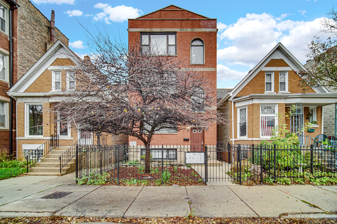 2218 W Augusta Blvd in Chicago, IL - Building Photo