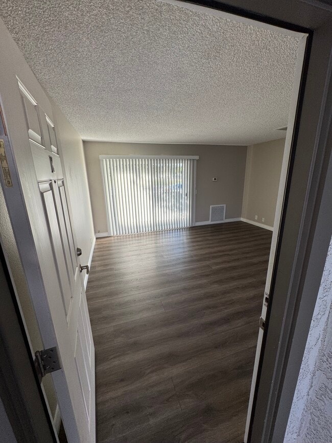 The Courtyard Apartments 150 S San Jacinto St., Hemet in Hemet, CA - Foto de edificio - Building Photo