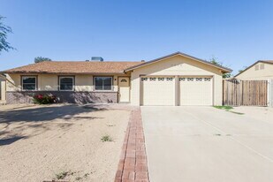 7008 W Canterbury Dr in Peoria, AZ - Building Photo