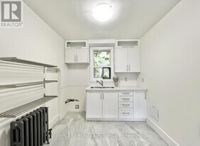 15 Stavebank Rd S in Mississauga, ON - Building Photo