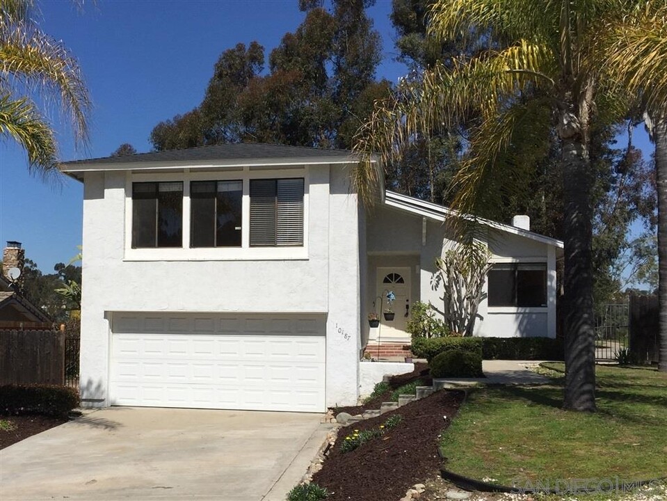 10187 Avenida Magnifica in San Diego, CA - Foto de edificio