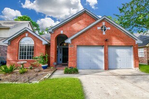 8323 Lake Crystal Dr in Houston, TX - Building Photo