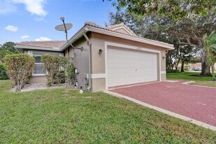 6305 Willoughby Cir in Greenacres, FL - Building Photo