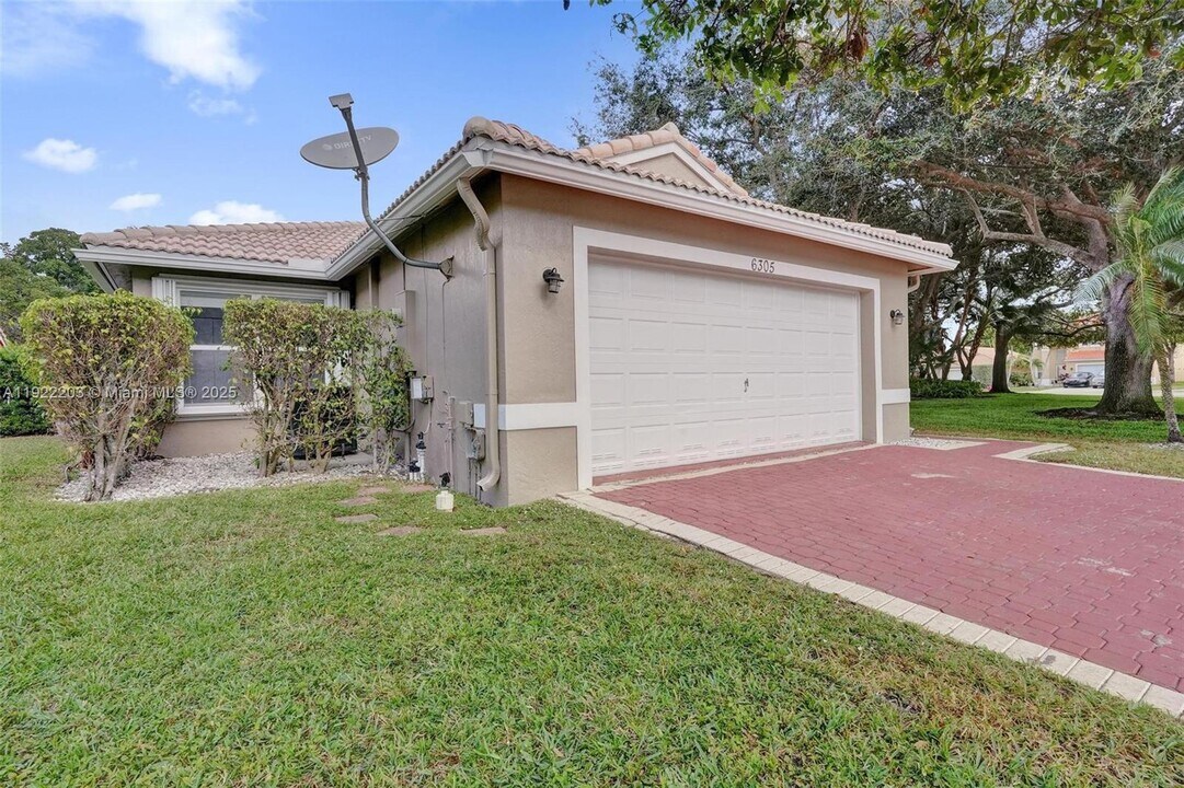 6305 Willoughby Cir in Greenacres, FL - Building Photo