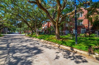 227 McGowen St in Houston, TX - Foto de edificio - Building Photo