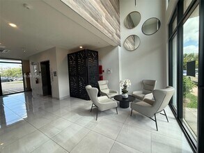 8001 NW 41st St in Doral, FL - Building Photo - Building Photo