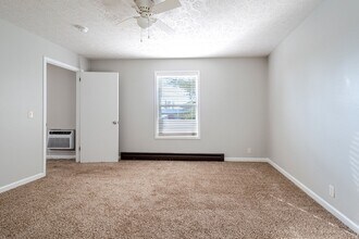 1059 Woods Ferry Rd in Gallatin, TN - Foto de edificio - Building Photo