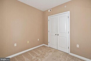 851 N Glebe Rd in Arlington, VA - Building Photo