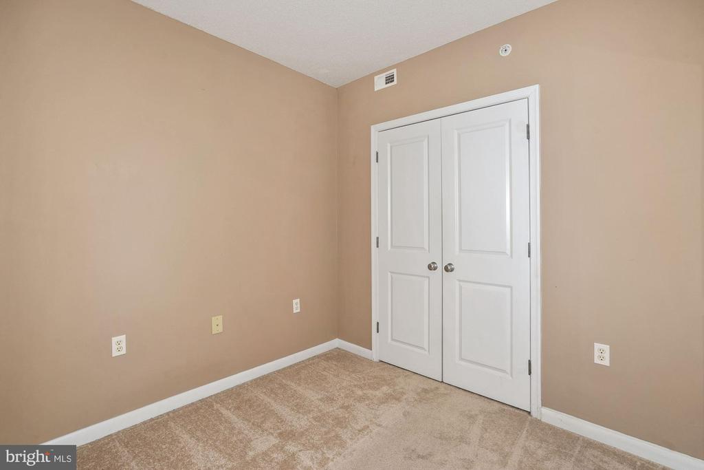 851 N Glebe Rd in Arlington, VA - Building Photo