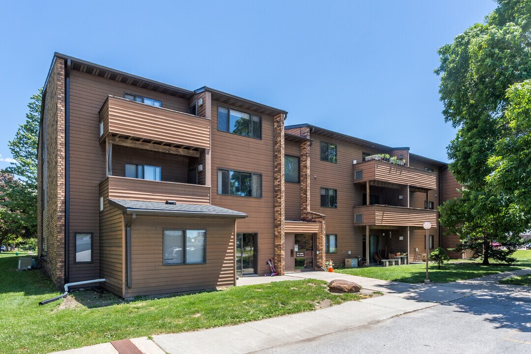 Grandview Square Apartments in Ames, IA - Building Photo