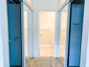 2150 Camino De La Reina, Unit 202 in San Diego, CA - Foto de edificio - Building Photo